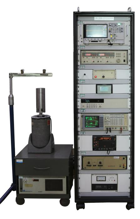 水听器灵敏度测试系统采用振动液柱法，可测试频率范围：20Hz～200 kHz，灵敏度动态范围：（-220～-160）dB，该系统由测试腔体、信号调理器、数字采集板、控制计算机和自动测试软件组成，信号调理器通过USB接口与控制计算机相连。